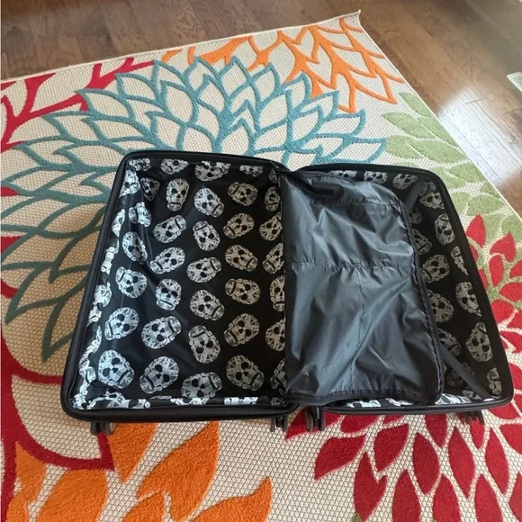 IT IMPAKT LUGGAGE “BLACK SKULL” 28” LARGE HARDSIDE ROLLER LUGGAGE NWT - Picture 9 of 10